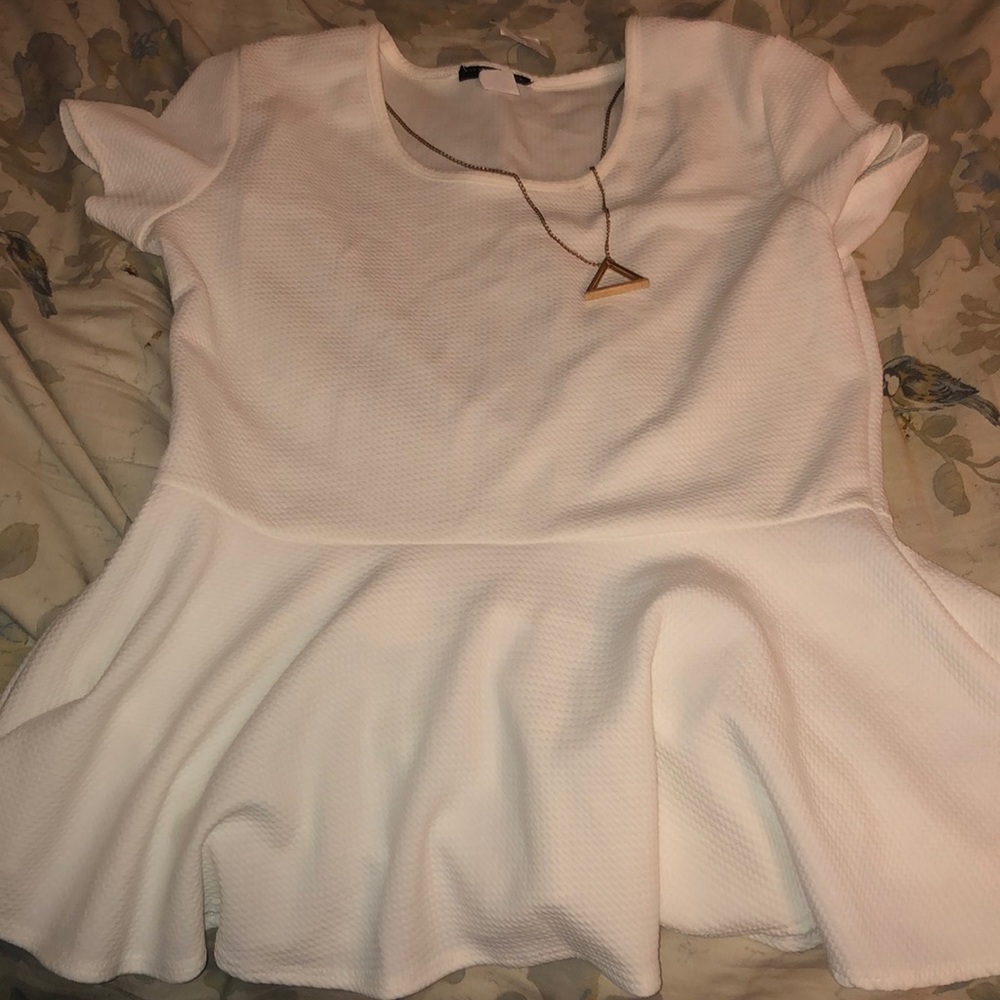 Causal top with necklace